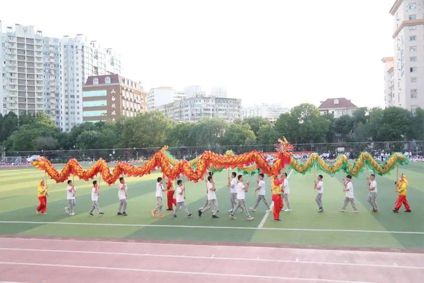 闪耀战场的全新荣耀皮肤，和平精英枪械新风采