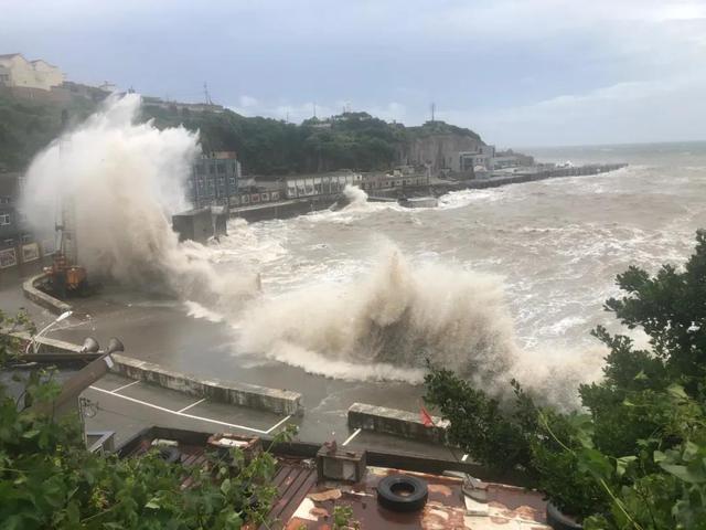 巴威台风轨迹追踪：风雨同舟，共迎美好未来